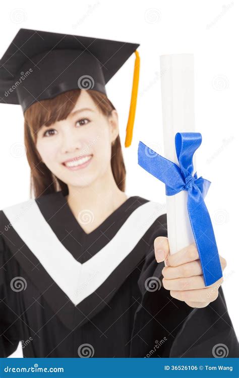 年轻毕业生拿着和显示文凭的女学生 库存照片. 图片 包括有 兴奋, 阿卡迪亚, 人们, 毕业生, 成人, 庆祝 - 36526106