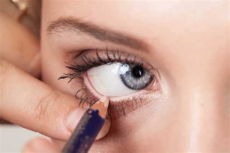 How to work the white eyeliner look | Femina.in