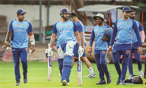 Indian top-order burns midnight oil to tackle ‘Mitchell The Menace’