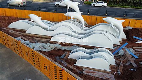 三亚海洋主题不锈钢雕塑与海浪造型不锈钢花箱结合_高端金属制品-站酷ZCOOL