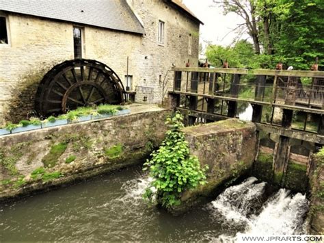 Moulin à Eau Et Rivière Aure Dans La Vieille Ville De Bayeux, France.