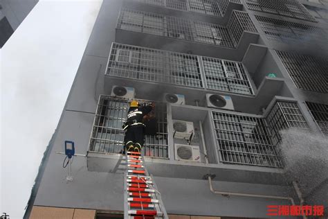 烘烤衣物引发火灾，消防员架梯破窗救人-三湘都市报