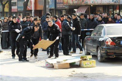 南京：男子撞车后当街砍杀一男一女_凤凰资讯