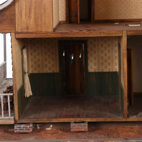 Handmade Ron and April Gill South Carolina Dollhouse with Miniatures | EBTH