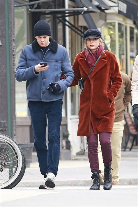 Joe Alwyn foglalkozik Taylor Swift eljegyzési pletykájával