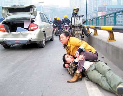 陌生路人围成安全带 大桥上抢救遇车祸少女(图)-搜狐新闻