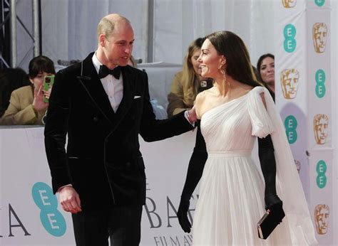 威廉王子与凯特王妃在婚礼上的甜蜜瞬间_大辽网_腾讯网