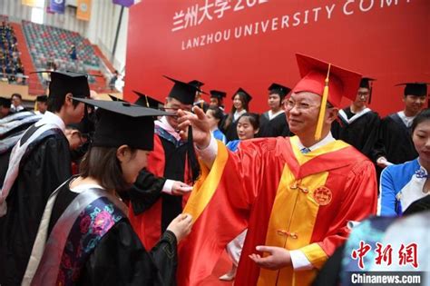 兰州大学首次由校长亲授学位证 4000余学生毕业-搜狐新闻