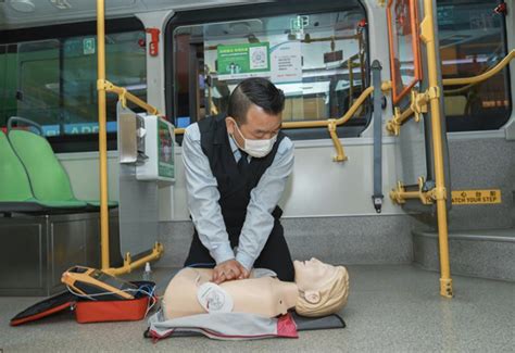 “流动AED”、急救培训织密出行“防护网”——市急救中心为105台公交车配置AED急救设备_工作动态_深圳市卫生健康委员会网站