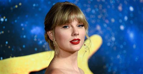 Taylor Swift Albums Both No 1 On The Charts In 2020