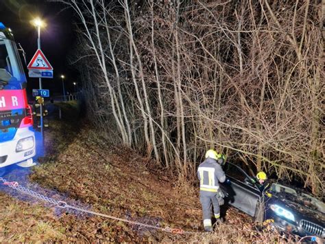 Pkw kommt von Straße ab - UnserTirol24