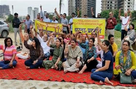 ना घर मिला ना पैसा, बिल्डर से परेशान लोगों ने किया धरना प्रदर्शन, जमकर ...