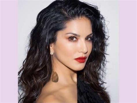 Sunny Leone in figure-hugging ruffle dress shows off her curves ...