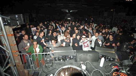 Techno Rave Crowd 的图像结果