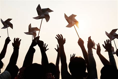 Ludzie trzymający wiatraczki | Darmowe zdjęcie