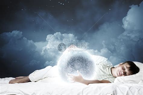 晚上梦可爱的男孩月亮睡床上高清图片下载-正版图片300220205-摄图网