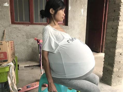 一个孕妇在客厅站着抚摸肚子高清图片下载-正版图片501369097-摄图网