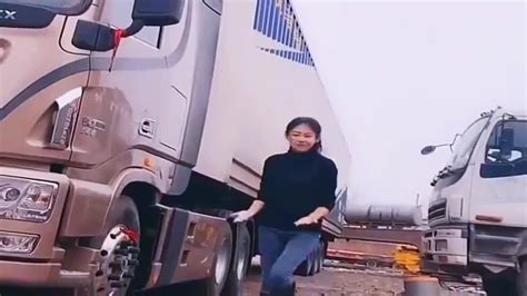 开大货车的辛酸只有自己知道；美女卡车司机在休息时跳舞，美翻了-汽车视频-搜狐视频