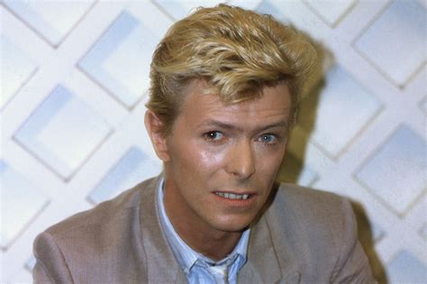 Why David Bowie's eyes became two different colors