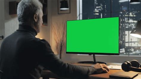 Man Looking at Computer Greenscreen 的图像结果