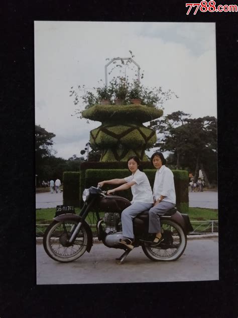 摩托车女子，1983年北陵公园-价格:20元-se94197705-老照片-零售-7788收藏__收藏热线
