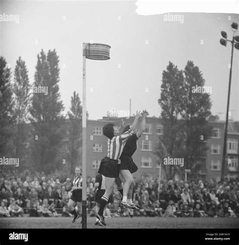 Korfbal Luto versus Rhoda, Game Moment Date: June 12, 1965 Keywords: KORFBAL Institution Name ...