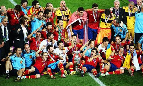 西班牙足球队现在为何这么强-为什么西班牙足球这么厉害呢？究竟地球上还有哪个国家队能...