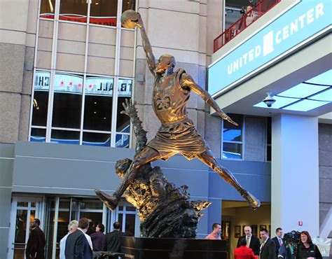 NBA球迷朝圣必去之地 联盟最伟大的雕像是如何制造的？