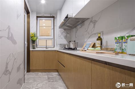 木色的橱柜搭配鱼肚白的瓷砖，整个厨房空间显得很温馨，有温度。-家居美图_装一网装修效果图