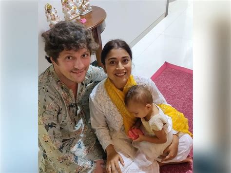 PHOTOS: बिना ब्लाउज के साड़ी लपेट RRR फेम एक्ट्रेस ने दिखाया बोल्ड ...