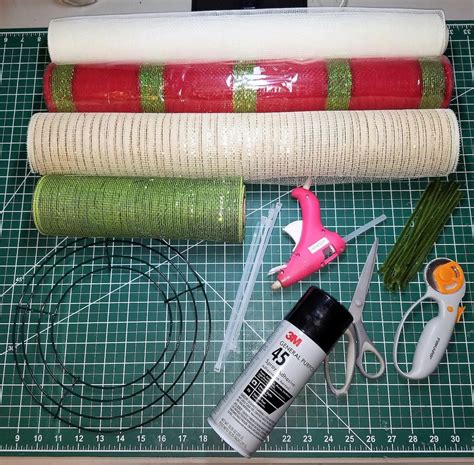 Christmas Wreath Tutorials Using Deco Mesh 的图像结果