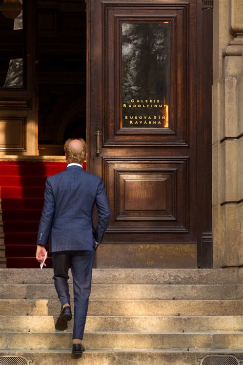 Business Men Walking in Line 的图像结果