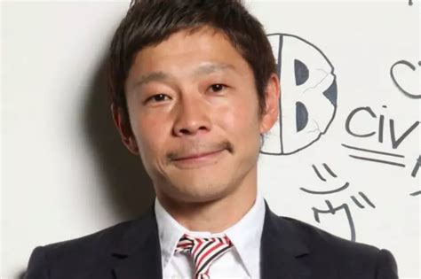 How SpaceX's Trip Around The Moon Can Make The Tourists Sick Or Even ...