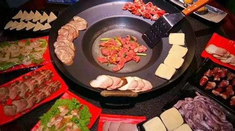 贵州独有的美食——烙锅把所有食材倒在一个锅里烙