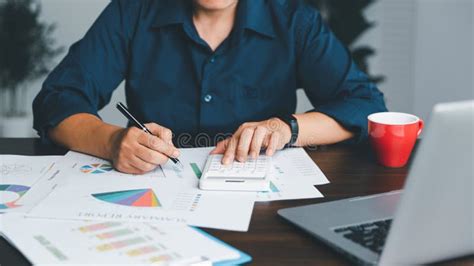 Banker Using Computer 的图像结果