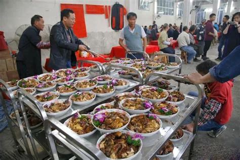 【实拍】西吉农村流水席，千人同吃大锅饭，温润的不仅是肠胃_饭桌