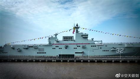 中国首艘075两栖攻击舰入列