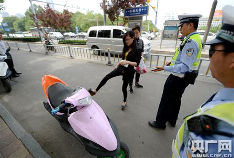 90后女大学生无证驾驶无牌摩托被查 嘶吼踹车_央广网