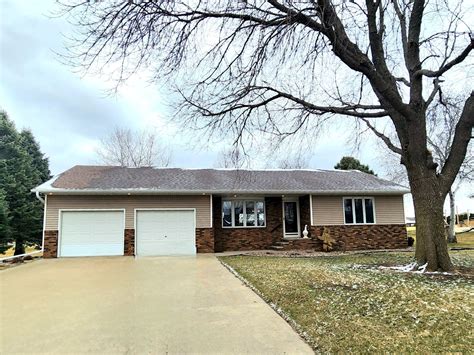 1920 3rd Ave. SE, Sioux Center, IA 51250 - 712 Realty