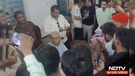 NEET Exam में छात्रों के भविष्य से खिलवाड़, गलत पेपर देने पर अभिभावकों ...