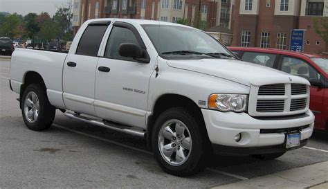 2005 Dodge Ram 1500 SLT/Laramie 4x4 Quad Cab 140.5 in. WB 6-spd manual w/OD