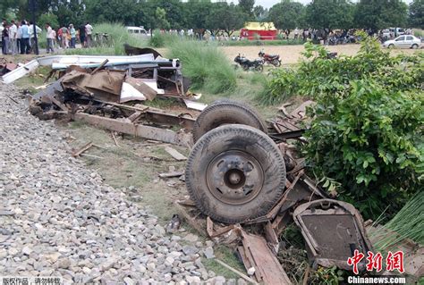 印度发生列车与大巴车相撞事故(组图)-搜狐滚动