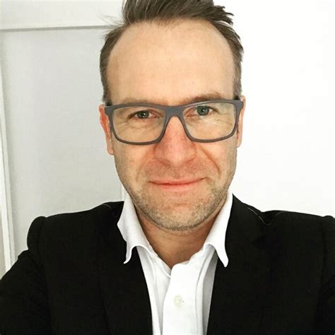 Smiling Businessman 的图像结果