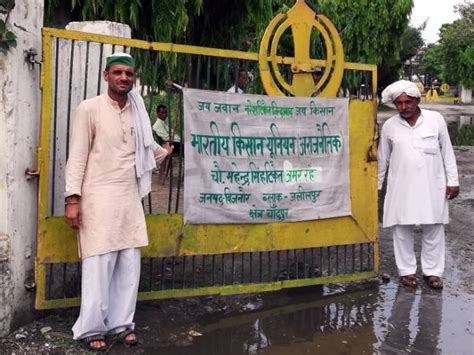 चांदपुर शुगर मिल में किसानों ने जमाया कब्जा