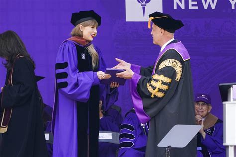 霉霉 Taylor Swift 2022届纽约大学毕业典礼演讲|毕业典礼|纽约大学|毕业_新浪新闻