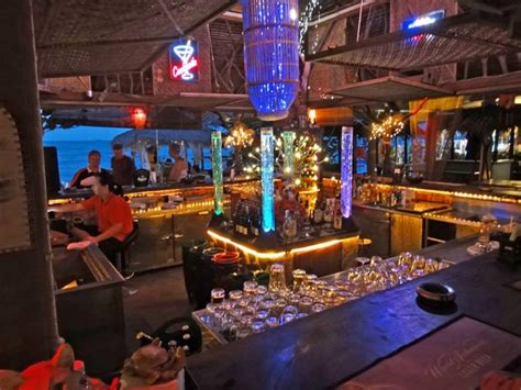2021如今的老外滩汇聚了特色酒吧，餐厅，是宁波人夜晚的享受之地，在欧式建筑街道内，喝着啤酒，欣赏江景..._老外滩-评论-去哪儿攻略