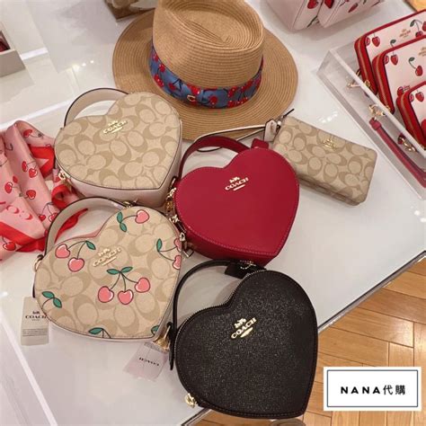 NaNa代購 Coach CE652 CE653 CJ450 新款愛心女士化妝包 愛心包 斜背包 斜跨手提包 附購證 | Yahoo拍賣