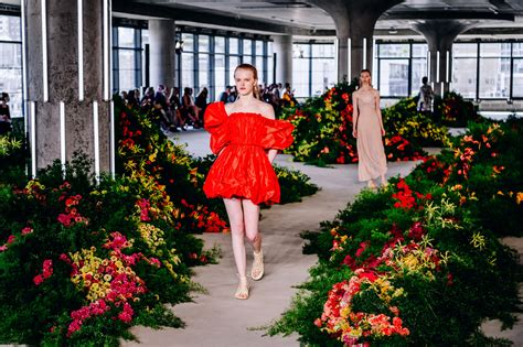 JASON WU RUNWAY – SS 22 – Emily Thompson Flowers