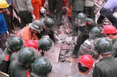 湖南衡阳大火 10多消防官兵被压在废墟中(组图)