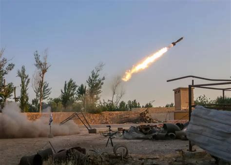 Un carguero de propiedad estadounidense es alcanzado por un misil ...